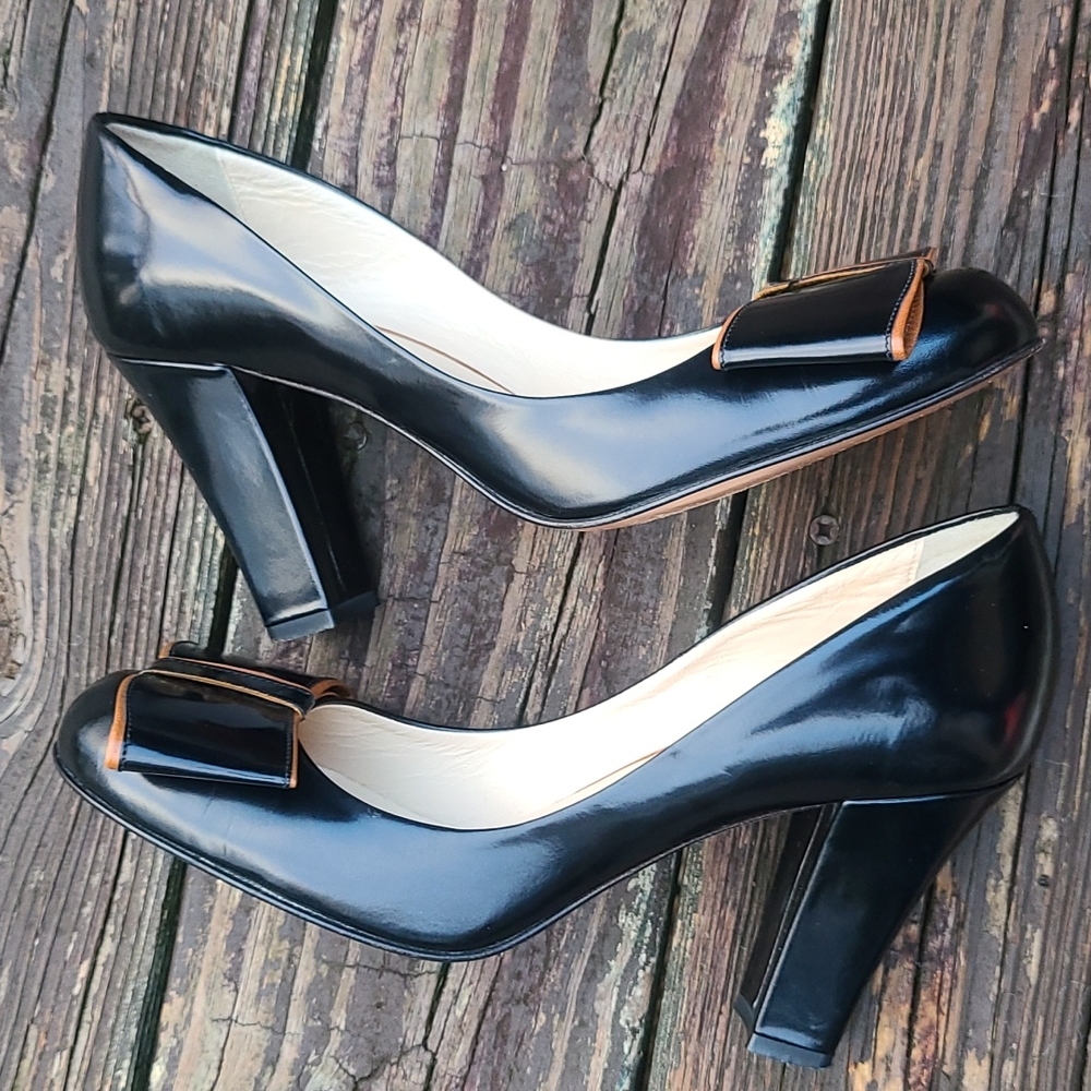 Joan & David black leather bow heel pump with tan detail sz 9 N narrow EUC